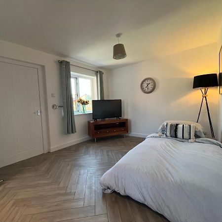 Contemporary 1 Bedroom Apartment Normanton  Buitenkant foto